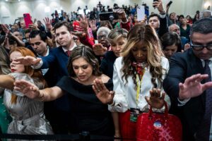 Trump pone a prueba la lealtad de sus seguidores cristianos a medida que su comportamiento errático se intensifica 