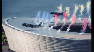 VIDEO: Dos aviones pasan a menos de 15 metros del techo de un estadio en Sudáfrica 