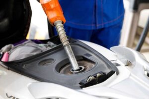 Nuevo aumento de combustibles lleva al diésel cerca de Q50 por galón, en modalidad autoservicio 
